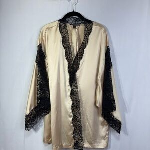 🛹 Victoria’s Secret cream satin with black lace detail, short kimono robe